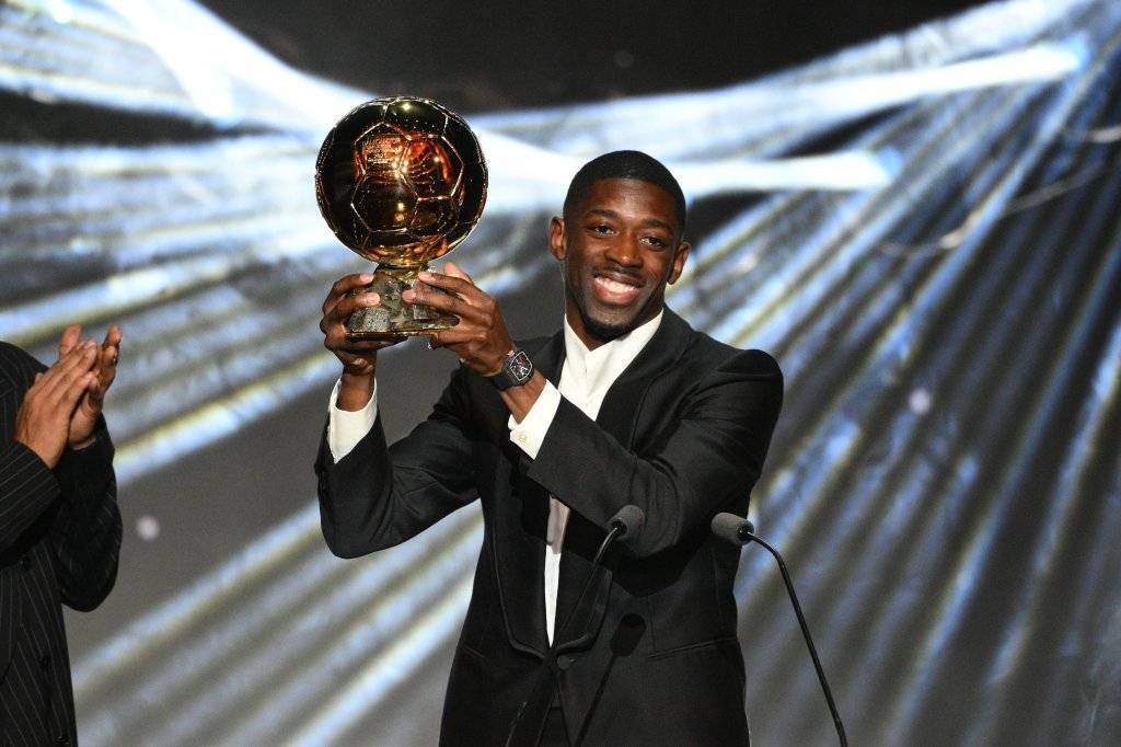 登贝莱捧起金球奖！这一刻，足球看上去更纯粹了
